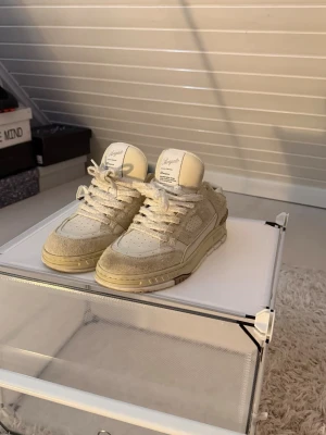 Beige sneakers från Autry - Säljer ett par beige Axel Arigato sneakers i storlek 41. Skorna är lite använda men i fint skick och väl omhändertagna.  Snygg och tidlös design som passar till det mesta, både till vardags och mer uppklädda outfits.  Storlek: 41 Färg: Beige Skick: Lite använda, fint skick Originalbox: Osäker (kan finnas) Pris: 1659 kr
