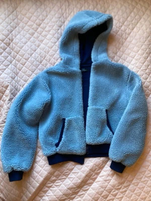 Bershka tjocktröja  - Tjocktröja från berhska som är relativt varm så brukade använda den som en svalare jacka. Värt att notera att den är ganska kort när man väl har på sig den. 
