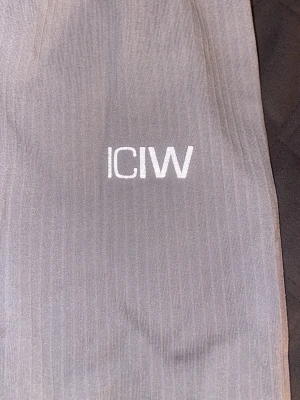 Grå ribbade leggings från ICANIWILL - Snygga grå leggings från ICANIWILL med ribbad struktur och hög midja. Stretchigt material som sitter skönt och formar sig efter kroppen. Perfekta för träning eller chill. Diskret logga på låret för en clean look.