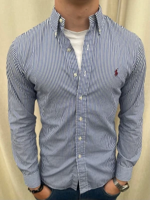 Ralph Lauren skjorta  - Otroligt snygg skjorta från Ralph Lauren. Använd ett fåtal gånger. Mycket bra skick. Strl S, personen på bilden är 185 cm lång. Skicka gärna prisförslag. Kika in min profil för mer schyssta plagg