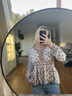 Söt mönstrad topp i storlek M/L - Söt mönstrad topp i storlek M/L från Capri collection!