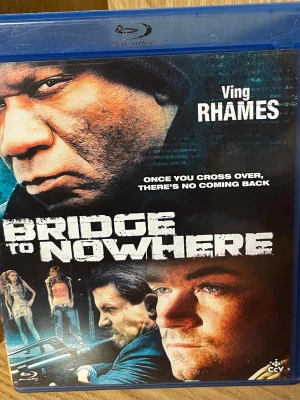 Bridge to Nowhere Blu-ray film - Säljer filmen Bridge to Nowhere på Blu-ray. Omslaget är blått och har en dramatisk design med Ving Rhames på framsidan. Filmen är ett actiondrama om vänner i Pittsburgh som dras in i kriminalitet. Text på svenska på baksidan.