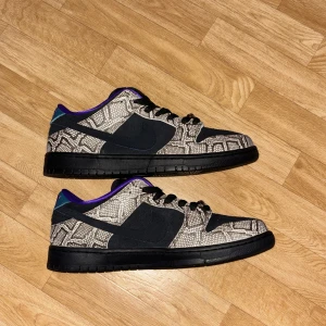 Nike Sb dunk low - Ett par HELT NYA dunks. Namn: Low Dashawn air Jordan Copperhead. Nytt pris ca 2000-2500. Skriv om ni har frågor. PRIS VÄLDIGT FLEXIBELT. OBS LÅDAN ÄR LITE SKADAD, FRÅGA OM NI VILL HA BILDER