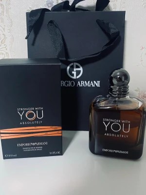 Emporio Armani Stronger With You Absolutely - Emporio Armani Stronger With You Absolutely är en parfym för honom i en elegant, mörkbrun glasflaska med rundad form och silverfärgad kork. Doften kommer i en lyxig svart förpackning med orange detaljer och rymmer 100 ml. Perfekt för dig som gillar exklusiva och moderna dofter.