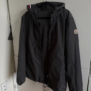 Moncler vindjacka - Säljer en snygg Moncler vindjacka i storlek S. Den är grå och i mycket gott skick. Perfekt för våren eller som en lättare höstjacka. Vindjackan har en stilren design och är otroligt bekväm.