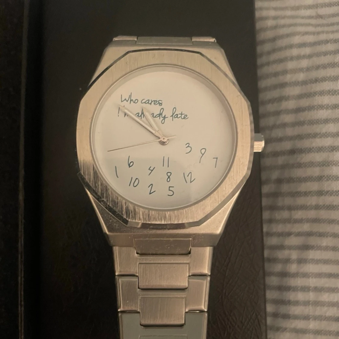 Silvrig klocka med textad urtavla - 3