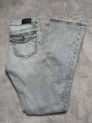 Ljusgrå flare jeans  - Kommer inte till användning, passar till både xs och S