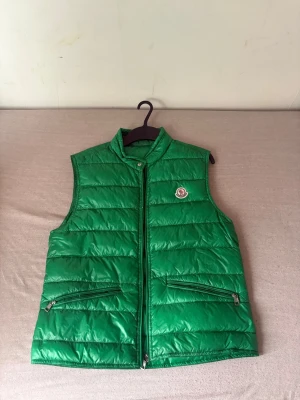 Moncler gui väst - Moncler gui väst köpt från garmsmarket för 2900kr storlek 2 använt den 2 ggr.