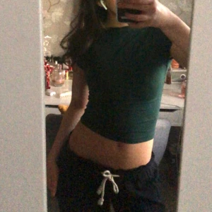Topp med öppen rygg  - Säljer en mörkgrön topp med öppen rygg. strl. XS💚  Aldrig använd | Köp!!