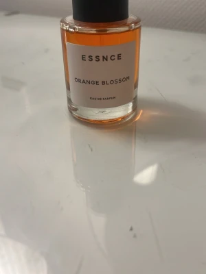 ESSNCE Orange Blossom parfym - Fräsch Eau de Parfum från ESSNCE med doften Orange Blossom. Den är väldigt fräsch men samtidigt söt i doften. Kommer tyvärr inte till användning 