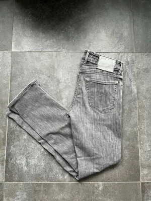 Jacob Cohen jeans  - Tjena, säljer nu dessa riktigt snygga och populära Jacob Cohen jeansen i mycket bra skick, inga skador, storlek 29, model: 688 comfort, modellen på bilden är 180 cm och väger 64 kg, hör av er vid frågor och funderingar🙌🤝 