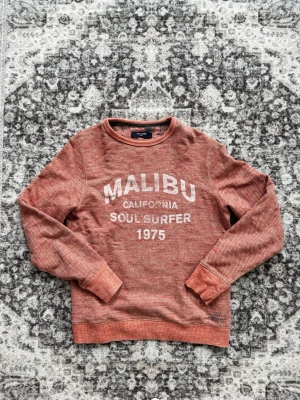 Vintage Malibu Soul Surfer sweatshirt 🏄‍♂️ - Vintage sweatshirt med trycket 'MALIBU CALIFORNIA SOUL SURFER 1975' på bröstet. Bra skick storlek s/m. Skriv för mer information!