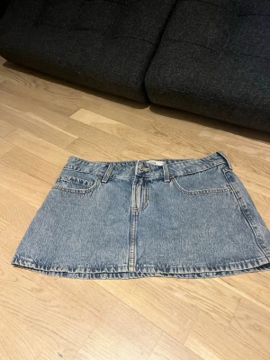 Jeans kjol - Jättesnygg jeans kjol ifrån hollister❤️ köpte dom i Frankrike så vet inte riktigt med hur storleken gäller ❤️har en insydd shorts under så då slipper man tänka om man råkar flasha nån under en sommardag🥰