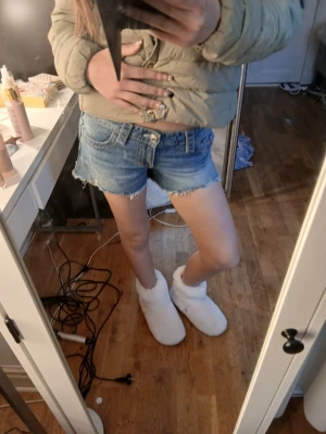 Blå jeansshorts - Blåa low waist jeans shorts stl 158 från gina jätte fina till sommaren pris kan diskuteras🥰