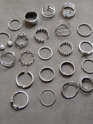 22 st ringar  - 22 st ringar med olika former och mönster. Materialet är alloy. (#607)