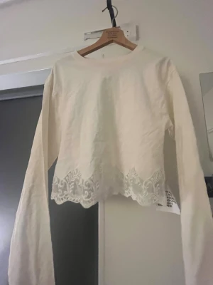 Tröja  - Fin oanvänd tröja me prislapp kvar, storlek xs. Vet inte riktigt vad de är för märke men köpte på asos. Tröjan är lite krämvit/vit/ljusgul