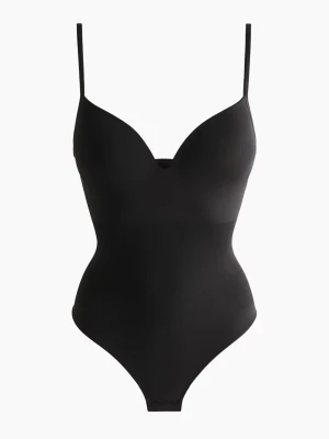 Trendig hm body - Snygg svart shaping-body med tunna, justerbara axelband och vadderade kupor. Bodyn har en smickrande siluett och sömlös design som ger en clean look under kläder. Tillverkad i stretchigt material för extra komfort och stöd.