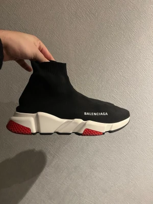 Balenciaga speed storlek 41 med kvitto  - Balenciaga speed storlek 41 med kvitto. Om du vanligtvis har storlek 42 i andra skor kommer dessa passa. Man går ner en storlek i balenciaga speed