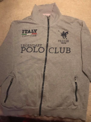 Grå polo club longsleeve italy  - Köpte i secondhand, knappt använt bra kvalitet men är för stor för mig 