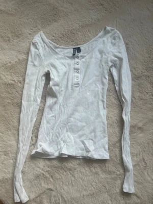 Vit tröja me knappar - Jättefin och super skick!