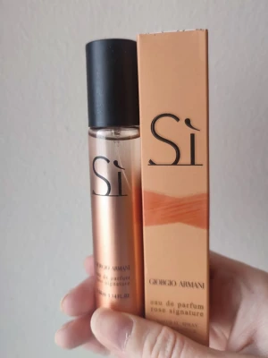 Giorgio Armani Si Rose Signature - Giorgio Armani Si Rose Signature Perfume. 33ml bottle. New! A great spring fragrance.