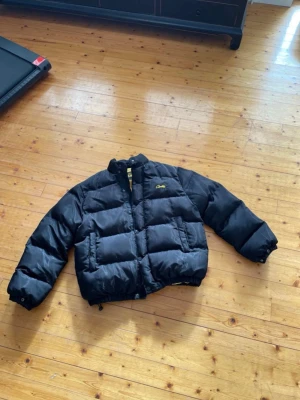 Corteiz Bolo jacka! - Det Corteiz Bolo/puffer jacka i mycket gott skick. Stor i passformen men det Strl L. Håller dig varm i kylan men kan användas som allväders jacka