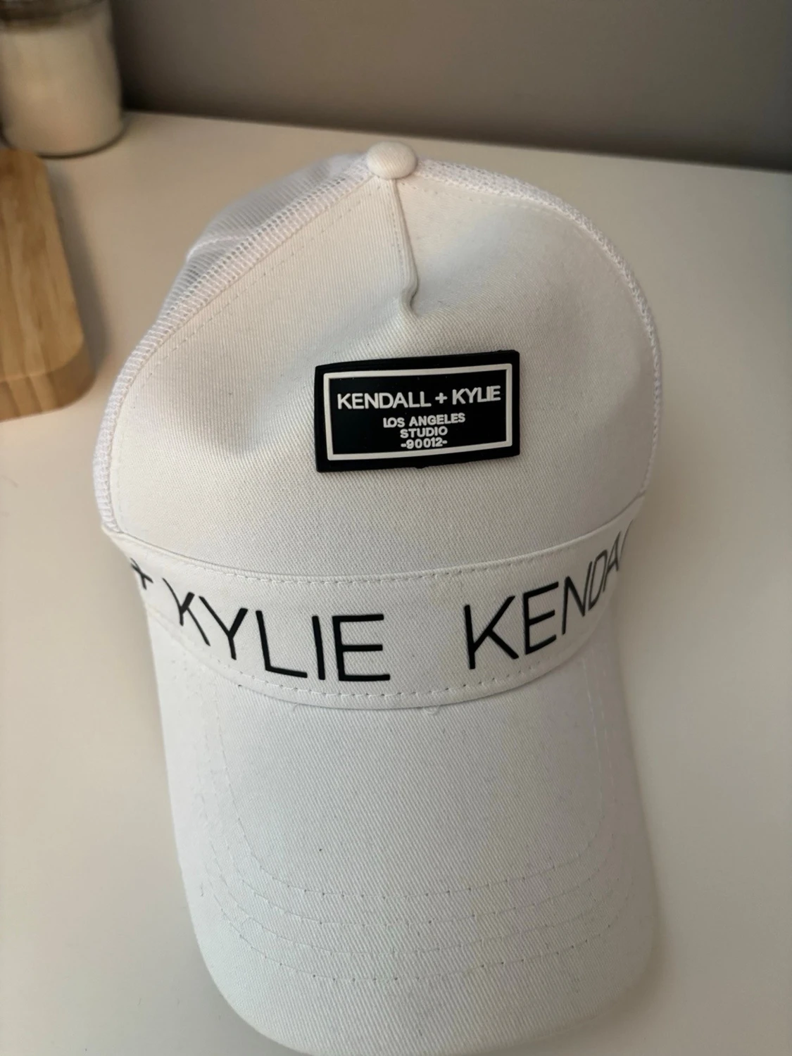 Vit keps från Kendall + Kylie