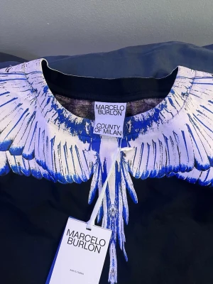 Marcelo Burlon  - Fin tröja, gott skick bara använd en gång. Det är en lång armat tröja