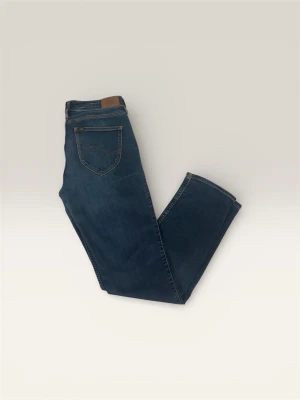 Blå raka jeans från Lee - Säljer ett par klassiska blå jeans från Lee med rak passform och fem fickor. Jeansen har en snygg tvätt och detaljerade sömmar på bakfickan samt Lee-lapp i läder bak i midjan. Perfekta till en avslappnad stil och tillverkade i slitstark denim.