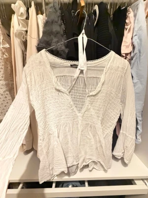 SÖT BLUS - Söt blus med volangärmar!! Man kan ha den öppen eller knuten vid bröstet och den går ut lite efter midjan supersöt!🥰🥰🥰Köp nu