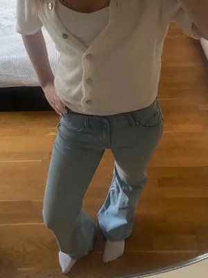 Ljusblå bootcut jeans - Säljer ett par lågmidjade ljusblå bootcut jeans med klassisk femficksmodell. Endast använda ett fåtal gånger. Slutsålda på hemsidan💕💕
