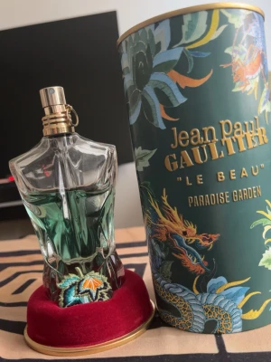 Jean Paul Gaultier Le Beau Paradise Garden - Hej säljer en JPG Le Beau Paradise Garden 75 ml, lite halv kvar då, den är köpt från kicks, tveka inte för mer information 
