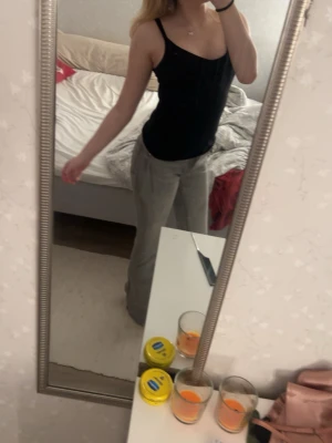 Gråa bootcut jeans från Gina Tricot - Säljer ett par gråa bootcut jeans m hög midja. Jeansen har klassisk femficksdesign och är tillverkade i ett mjukt denimtyg. Perfekta för en avslappnad och trendig look. Materialet är mjukt och stretchigt och skönt att ha på sig. Säljer de då jag aldrig använt de eftersom de är köpt på vuxenavdelningen istället för Gina Young. Aldrig använda. (Ordinarie pris: 499,95 kr)