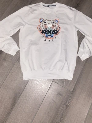 Vit stickad Kenzo tröja med tiger - Helt ny oanvänd med inga skador. Skickas samma dag och priset är fast 