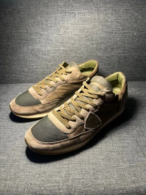 Phillipe model skor  - Olivgröna trainers från phillipe model. Skorna är i mycket bra skick. Ny pris: 3000kr och vi säljer dem för 899kr. Priset går att diskutera vid snabb affär.