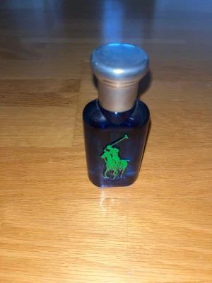 Ralph Lauren The Big Pony Collection 1 Eau de Toilette 50 ml(mycket kvar) - Ralph Lauren The Big Pony Collection 1 Eau de Toilette. Flaskan är 50 ml stor. Det är rätt mycket kvar i flaskan se själv bilder för bedömning.