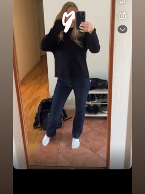 Mörkblå bootcut jeans - Säljer ett par mörkblå jeans från LEE med bootcut passform och lite högre men väldigt skön midja. Storlek: W27 L33.                                                            Jag är 175 cm lång och sitter perfekt/långa i benen. Priset går att diskutera💞💞