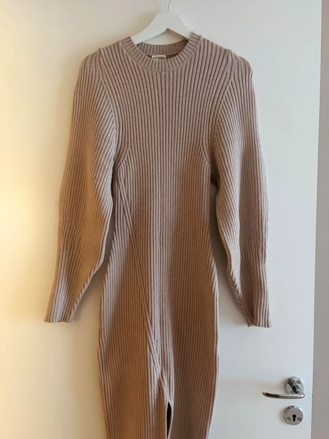 Beige ribbad stickad långklänning - 2