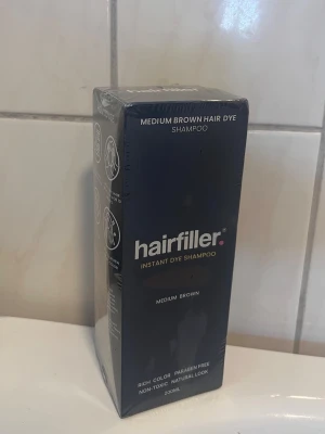 Hairfiller brun hårfärgschampo - Hairfiller Instant Dye Shampoo i färgen Medium Brown. Ett hårfärgande schampo som ger en naturlig brun nyans. Förpackningen innehåller 200 ml och är fri från parabener och giftiga ämnen. Ger ett rikt färgresultat och naturlig look. Oöppnad förpackning. 