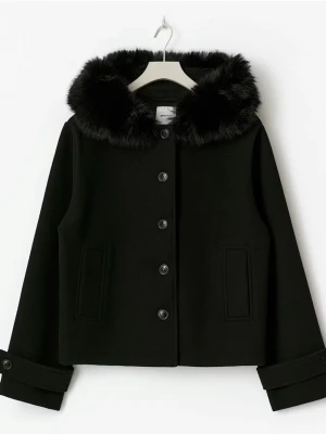 Svart kappa med päls -  svart kappa med fluff på luvan, super fint skick🌟