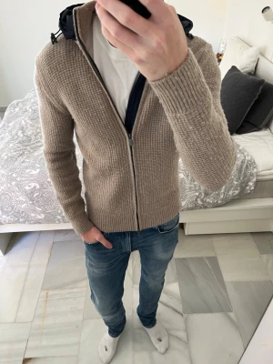 Beige stickad cardigan jacka Massimo Dutti - Väldigt fet beige cardigan/cardiganjacka från Massimo Dutti i cashmere-ull material. Perfekt för våren 😊—————————————————————————                                         📐| Storlek: M                                                          👖| Märke: Massimo Dutti                                      🔎 | Skick: Mycket bra                                             ✍🏻 | Skriv om du har några frågor