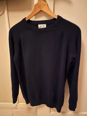 Mörkblå stickad tröja Soft Goat - Soft goat tröja i 100% Kashmir, i ny skick, hör av dig för fler frågor!