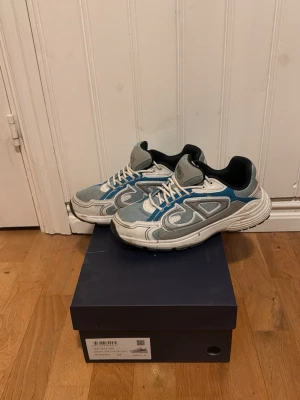 Dior b30 - Säljer ni mina tvär feta dior b30s då jag vill ha något nytt, storleken är 43 och sulan är 27,5-28cm lång! Box ingår vid köper! Skriv vid funderingar och frågor✍️✍️✍️