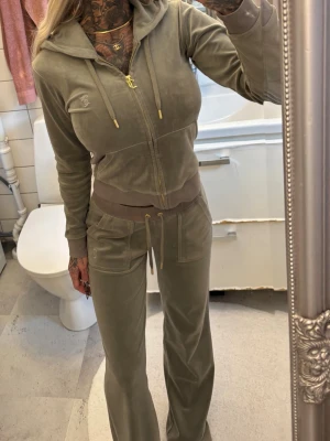 Juicy couture set  - Grön juicy set med guld detaljer, båda storlek xs. Byxan har sina defekt fläckar (se bilder) därav det billiga priset 🌸  * TikTok: Ginise   