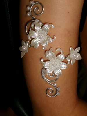 Armcuff  - Finns både i silver och guld💞 Lättböjd material som är enkel att justera. Vid osäkerhet, skriv gärna din till mig din omkrets på armen🥰 Jag gör även customs!