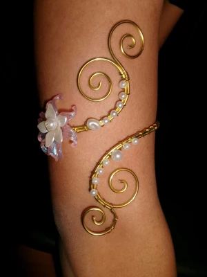 Armcuff  - Finns både i silver och guld💞 Lättböjd material som är enkel att justera. Vid osäkerhet, skriv gärna din till mig din omkrets på armen🥰 Jag gör även customs!