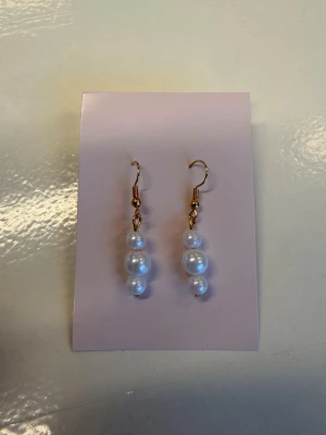 Handgjorda Örhängen - Handgjorda örhängen av oss i högkvalitativa pärlor och metall i rostfritt stål. Vid eventuella frågor skicka DM 😇