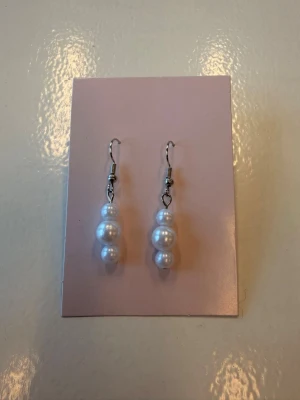 Handgjorda Örhängen - Handgjorda örhängen av oss i högkvalitativa pärlor och metall i rostfritt stål. Vid eventuella frågor skicka DM 😇