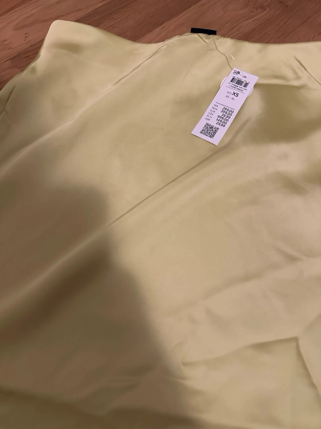 Ljusgul långkjol i satin - 1
