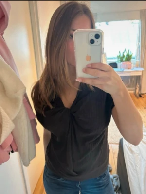 Stylish brown top - Stylish brown top from Lindex in size M. The top has a flattering relaxed fit and sits beautifully on the body.  The top is in very good condition, gently worn, and has no flaws. Features a chic twist/knot detail at the front and a V-neckline. Easy to style for everyday wear or a more dressed-up look – perfect with jeans, trousers, or a skirt.  ✔ Brand: Lindex ✔ Size: M ✔ Condition: Very good ✔ Color: Brown ✔ Price: 150 SEK  Feel free to message me if you have any questions 🥰